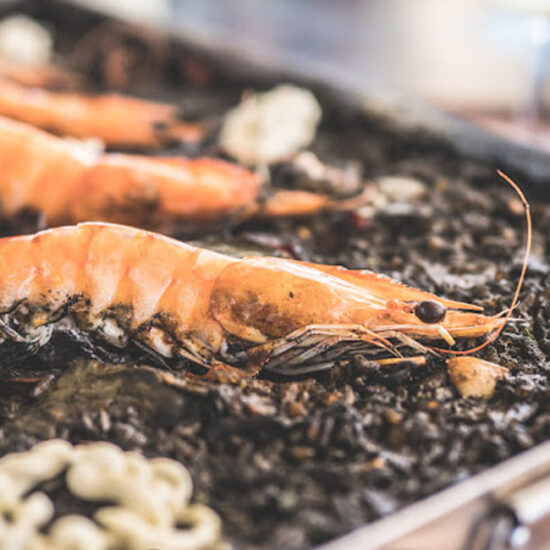 arroz negro de la bahia chocos y gambas blancas